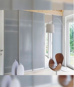 Раздвижные белые межкомнатные двери с матовое стеклом