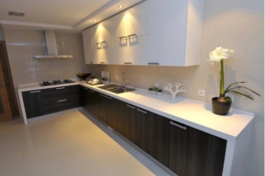 Белая кухня со светлой столешницей